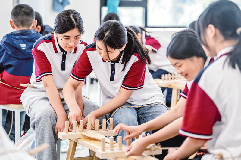 近年来，各地立足当地红色文化资源优势，组织学生以红色旧址遗迹为“教室”，以文物史料为“教材”，开展“行走的思政课”主题教育活动。图为2025年5月12日，云南省昭通市威信县第一中学学生在红色研学实践基地体验编织草鞋，在实践互动中重温红色革命历史。 新华社记者 胡超/摄